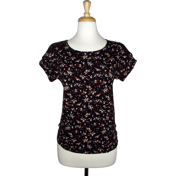 cute casual floral print tee with flattering princess seam cut